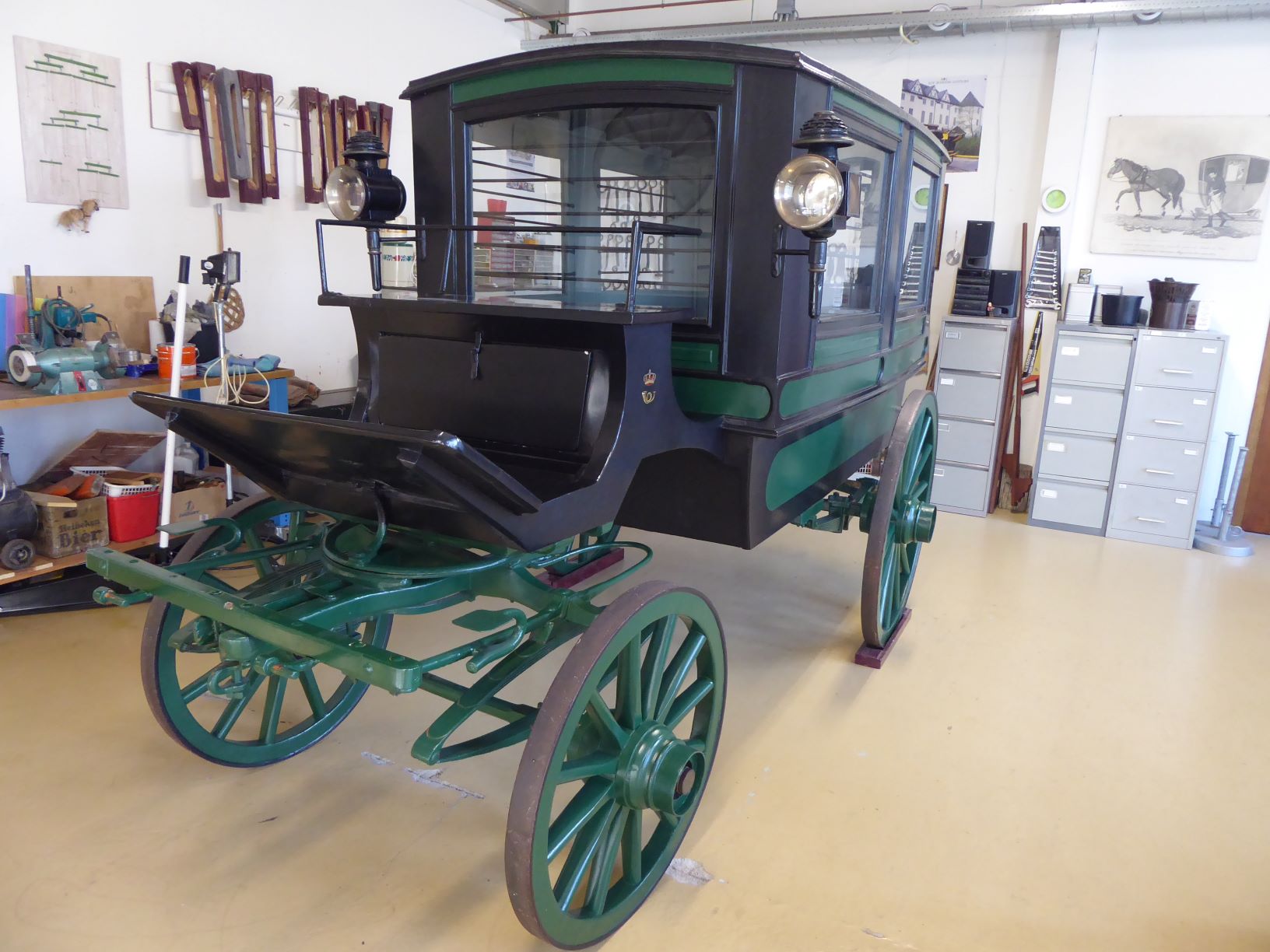 Rijtuig voor de postdienst met bijbehorende accessoires uit 1890